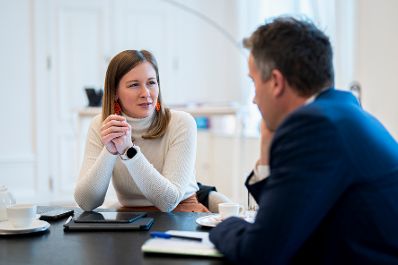 Am 26. November 2025 empfing Bundesministerin Claudia Plakolm (r.) den Vorstand des Arbeitsmarktservice Johannes Kopf (l.) zu einem Arbeitsgespr&auml;ch.