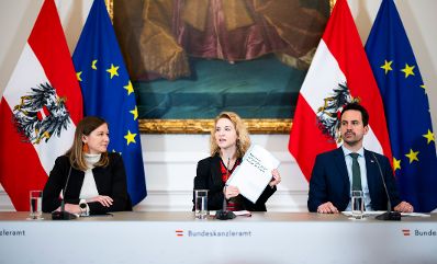 Am 26. November 2025 nahmen (v.l.n.r.) Bundesministerin Claudia Plakolm, Bundesministerin Eva-Maria Holzleitner und Bundesminister Christoph Wiederkehr am Pressefoyer nach dem Ministerrat teil.