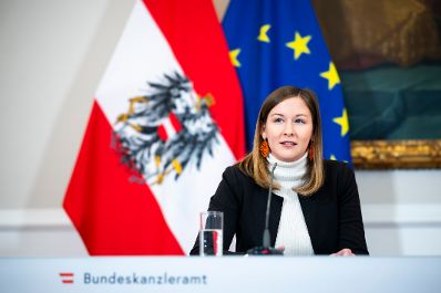 Am 26. November 2025 nahmen Bundesministerin Claudia Plakolm (im Bild), Bundesministerin Eva-Maria Holzleitner und Bundesminister Christoph Wiederkehr am Pressefoyer nach dem Ministerrat teil.