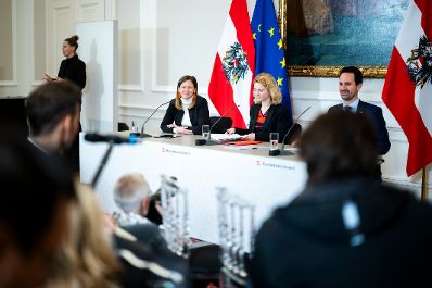 Am 26. November 2025 nahmen (v.l.n.r.) Bundesministerin Claudia Plakolm, Bundesministerin Eva-Maria Holzleitner und Bundesminister Christoph Wiederkehr am Pressefoyer nach dem Ministerrat teil.