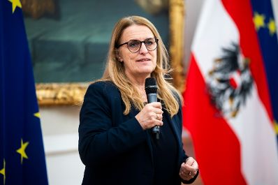 Am 26. November 2025 nahm Bundesministerin Claudia Plakolm gemeinsam mit Staatssekret&auml;rin Ulrike K&ouml;nigsberger-Ludwig (im Bild) an der Verleihung der Plakette zur Gesundheitskompetenten Offenen Jugendarbeit teil.