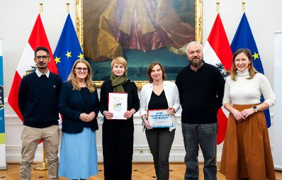 Am 26. November 2025 nahm Bundesministerin Claudia Plakolm (r.) gemeinsam mit Staatssekret&auml;rin Ulrike K&ouml;nigsberger-Ludwig (2.v.l.) an der Verleihung der Plakette zur Gesundheitskompetenten Offenen Jugendarbeit teil.