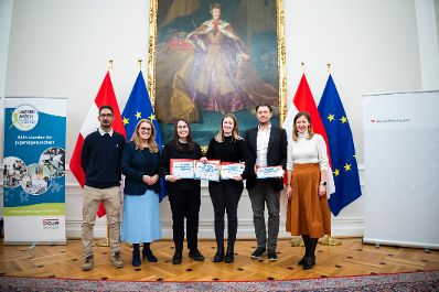 Am 26. November 2025 nahm Bundesministerin Claudia Plakolm (r.) gemeinsam mit Staatssekret&auml;rin Ulrike K&ouml;nigsberger-Ludwig (2.v.l.) an der Verleihung der Plakette zur Gesundheitskompetenten Offenen Jugendarbeit teil.