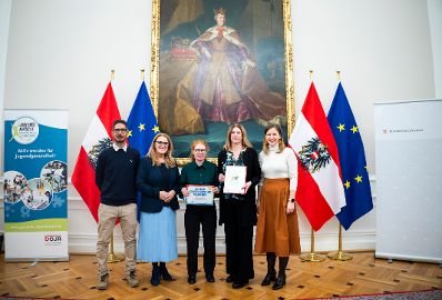 Am 26. November 2025 nahm Bundesministerin Claudia Plakolm (r.) gemeinsam mit Staatssekret&auml;rin Ulrike K&ouml;nigsberger-Ludwig (2.v.l.) an der Verleihung der Plakette zur Gesundheitskompetenten Offenen Jugendarbeit teil.