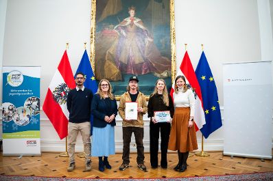 Am 26. November 2025 nahm Bundesministerin Claudia Plakolm (r.) gemeinsam mit Staatssekret&auml;rin Ulrike K&ouml;nigsberger-Ludwig (2.v.l.) an der Verleihung der Plakette zur Gesundheitskompetenten Offenen Jugendarbeit teil.