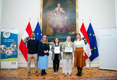 Am 26. November 2025 nahm Bundesministerin Claudia Plakolm (r.) gemeinsam mit Staatssekret&auml;rin Ulrike K&ouml;nigsberger-Ludwig (2.v.l.) an der Verleihung der Plakette zur Gesundheitskompetenten Offenen Jugendarbeit teil.