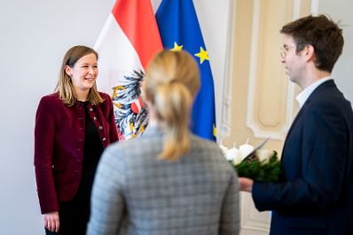 Am 27. November 2025 wurde Bundesministerin Claudia Plakolm (l.) von der &Ouml;JAB (&Ouml;sterreichische JungArbeiterBewegung) ein Adventkranz &uuml;berreicht.