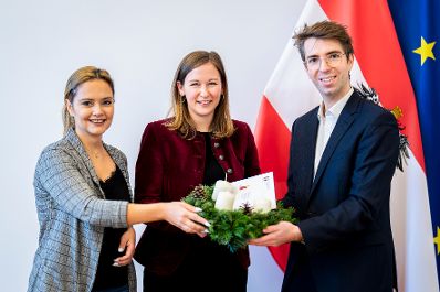 Am 27. November 2025 wurde Bundesministerin Claudia Plakolm (m.) von der &Ouml;JAB (&Ouml;sterreichische JungArbeiterBewegung) ein Adventkranz &uuml;berreicht.