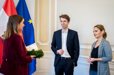 Am 27. November 2025 wurde Bundesministerin Claudia Plakolm (l.) von der &Ouml;JAB (&Ouml;sterreichische JungArbeiterBewegung) ein Adventkranz &uuml;berreicht.