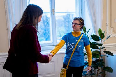Am 26. November 2025 wurde Bundeskanzler Claudia Plakolm (l.) von der Diakonie &Ouml;sterreich ein Adventkranz &uuml;berreicht.