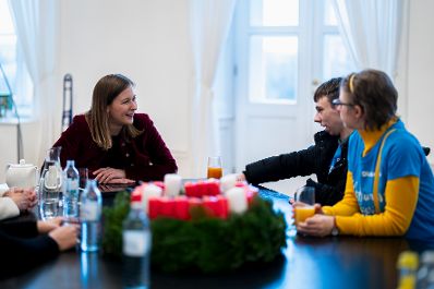 Am 26. November 2025 wurde Bundeskanzler Claudia Plakolm (l.) von der Diakonie &Ouml;sterreich ein Adventkranz &uuml;berreicht.