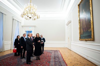 Am 28. November 2025 empfing Bundesministerin Claudia Plakolm (2.v.r.) den Gro&szlig;kanzler des Souver&auml;nen Ritter- und Hospitalorden vom hl. Johannes zu Jerusalem von Rhodos und Malta Riccardo Patern&ograve; di Montecupo (5.v.r.) zu einem Arbeitsgespr&auml;ch.