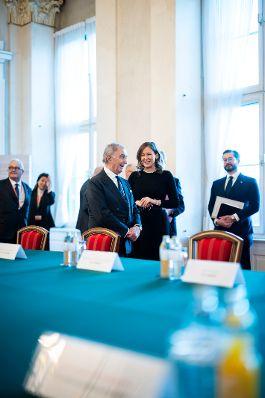 Am 28. November 2025 empfing Bundesministerin Claudia Plakolm (m.r.) den Gro&szlig;kanzler des Souver&auml;nen Ritter- und Hospitalorden vom hl. Johannes zu Jerusalem von Rhodos und Malta Riccardo Patern&ograve; di Montecupo (m.l.) zu einem Arbeitsgespr&auml;ch.