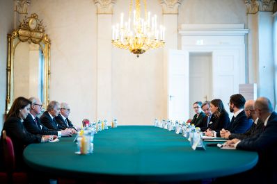 Am 28. November 2025 empfing Bundesministerin Claudia Plakolm (4.v.r.) den Gro&szlig;kanzler des Souver&auml;nen Ritter- und Hospitalorden vom hl. Johannes zu Jerusalem von Rhodos und Malta Riccardo Patern&ograve; di Montecupo (3.v.l.) zu einem Arbeitsgespr&auml;ch.