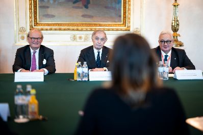 Am 28. November 2025 empfing Bundesministerin Claudia Plakolm den Gro&szlig;kanzler des Souver&auml;nen Ritter- und Hospitalorden vom hl. Johannes zu Jerusalem von Rhodos und Malta Riccardo Patern&ograve; di Montecupo (2.v.l.) zu einem Arbeitsgespr&auml;ch.