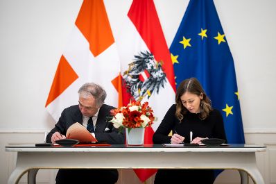 Am 28. November 2025 empfing Bundesministerin Claudia Plakolm (r.) den Gro&szlig;kanzler des Souver&auml;nen Ritter- und Hospitalorden vom hl. Johannes zu Jerusalem von Rhodos und Malta Riccardo Patern&ograve; di Montecupo (l.) zu einem Arbeitsgespr&auml;ch.