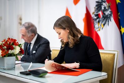 Am 28. November 2025 empfing Bundesministerin Claudia Plakolm (r.) den Gro&szlig;kanzler des Souver&auml;nen Ritter- und Hospitalorden vom hl. Johannes zu Jerusalem von Rhodos und Malta Riccardo Patern&ograve; di Montecupo (l.) zu einem Arbeitsgespr&auml;ch.