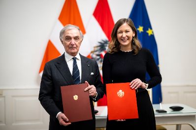 Am 28. November 2025 empfing Bundesministerin Claudia Plakolm (r.) den Gro&szlig;kanzler des Souver&auml;nen Ritter- und Hospitalorden vom hl. Johannes zu Jerusalem von Rhodos und Malta Riccardo Patern&ograve; di Montecupo (l.) zu einem Arbeitsgespr&auml;ch.