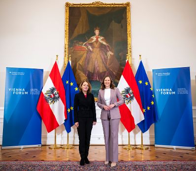 Am 2. Dezember 2025 lud Bundesministerin Claudia Plakolm (r.) zu einem Ministertreffen im Rahmen des 5. Vienna Forum ins Bundeskanzleramt ein. Im Bild mit Elena Shekerletova (l.), stellvertretende Au&szlig;enministerin Bulgariens.
