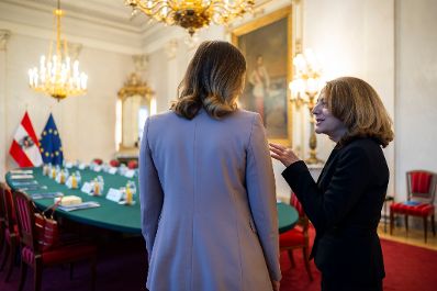 Am 2. Dezember 2025 lud Bundesministerin Claudia Plakolm (l.) zu einem Ministertreffen im Rahmen des 5. Vienna Forum ins Bundeskanzleramt ein. Im Bild mit Elena Shekerletova (r.), stellvertretende Au&szlig;enministerin Bulgariens.