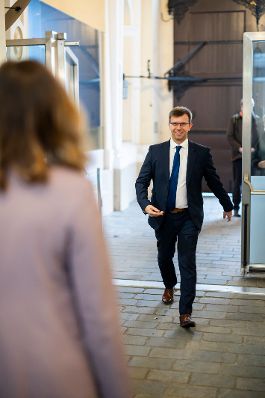 Am 2. Dezember 2025 lud Bundesministerin Claudia Plakolm (l.) zu einem Ministertreffen im Rahmen des 5. Vienna Forum ins Bundeskanzleramt ein. Im Bild mit Janos Boka (r.), Minister f&uuml;r europ&auml;ische Angelegenheiten in Ungarn.