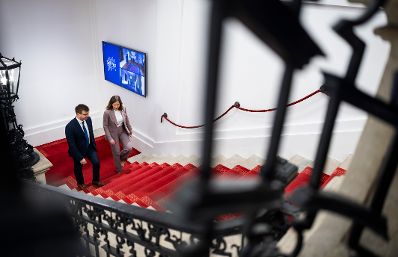 Am 2. Dezember 2025 lud Bundesministerin Claudia Plakolm (r.) zu einem Ministertreffen im Rahmen des 5. Vienna Forum ins Bundeskanzleramt ein. Im Bild mit Janos Boka (l.), Minister f&uuml;r europ&auml;ische Angelegenheiten in Ungarn.
