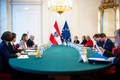 Am 2. Dezember 2025 lud Bundesministerin Claudia Plakolm (3.v.l.) zu einem Ministertreffen im Rahmen des 5. Vienna Forum ins Bundeskanzleramt ein.