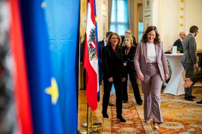 Am 2. Dezember 2025 lud Bundesministerin Claudia Plakolm (r.) zu einem Ministertreffen im Rahmen des 5. Vienna Forum ins Bundeskanzleramt ein. Im Bild mit Elena Shekerletova (l.), stellvertretende Au&szlig;enministerin Bulgariens.