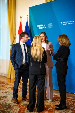 Am 2. Dezember 2025 lud Bundesministerin Claudia Plakolm (2.v.r.) zu einem Ministertreffen im Rahmen des 5. Vienna Forum ins Bundeskanzleramt ein. Im Bild gemeinsam mit Janos Boka (l.), Minister f&uuml;r europ&auml;ische Angelegenheiten in Ungarn, Sevi Voloudaki (2.v.l.), stellvertretende Migrations- und Asylministerin Griechenlands und Elena Shekerletova (r.), stellvertretende Au&szlig;enministerin Bulgariens.