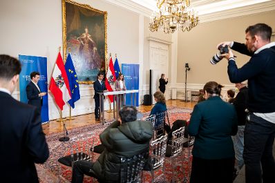 Am 2. Dezember 2025 lud Bundesministerin Claudia Plakolm (r.) zu einem Ministertreffen im Rahmen des 5. Vienna Forum ins Bundeskanzleramt ein. Im Bild beim Doorstep gemeinsam mit Janos Boka (l.), Minister f&uuml;r europ&auml;ische Angelegenheiten in Ungarn.
