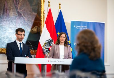 Am 2. Dezember 2025 lud Bundesministerin Claudia Plakolm (r.) zu einem Ministertreffen im Rahmen des 5. Vienna Forum ins Bundeskanzleramt ein. Im Bild beim Doorstep gemeinsam mit Janos Boka (l.), Minister f&uuml;r europ&auml;ische Angelegenheiten in Ungarn.