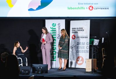 Am 2. Dezember 2025 besuchte Bundesministerin Claudia Plakolm (m.) die Inklusionspreis-Gala 2025 der Lebenshilfe &Ouml;sterreich in der Aula der Wissenschaften. Im Bild mit Moderatorin Miriam Labus (l.) und Staatssekret&auml;rin Ulrike K&ouml;nigsberger-Ludwig (r.).