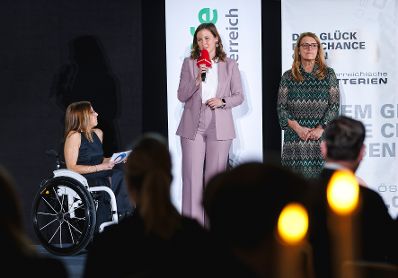 Am 2. Dezember 2025 besuchte Bundesministerin Claudia Plakolm (m.) die Inklusionspreis-Gala 2025 der Lebenshilfe &Ouml;sterreich in der Aula der Wissenschaften. Im Bild mit Moderatorin Miriam Labus (l.) und Staatssekret&auml;rin Ulrike K&ouml;nigsberger-Ludwig (r.).