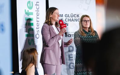 Am 2. Dezember 2025 besuchte Bundesministerin Claudia Plakolm (m.) die Inklusionspreis-Gala 2025 der Lebenshilfe &Ouml;sterreich in der Aula der Wissenschaften. Im Bild mit Moderatorin Miriam Labus (l.) und Staatssekret&auml;rin Ulrike K&ouml;nigsberger-Ludwig (r.).