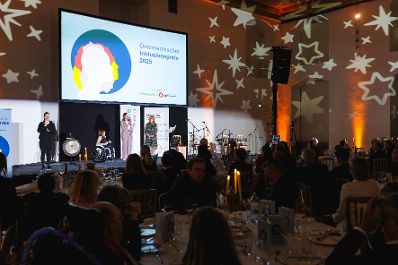Am 2. Dezember 2025 besuchte Bundesministerin Claudia Plakolm die Inklusionspreis-Gala 2025 der Lebenshilfe &Ouml;sterreich in der Aula der Wissenschaften. Im Bild mit Moderatorin Miriam Labus (l.) und Staatssekret&auml;rin Ulrike K&ouml;nigsberger-Ludwig (r.).