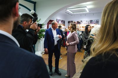 Am 2. Dezember 2025 nahm Bundesministerin Claudia Plakolm (r.) am Weihnachts-Diskussionsabend zum Thema &bdquo;Stille Nacht, laute Welt - Weihnachten und wir&ldquo; bei Gmundner Keramik teil. Im Bild mit Gesch&auml;ftsf&uuml;hrer Andreas Glatz (l.).