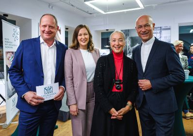 Am 2. Dezember 2025 nahm Bundesministerin Claudia Plakolm (2.v.l.) am Weihnachts-Diskussionsabend zum Thema &bdquo;Stille Nacht, laute Welt - Weihnachten und wir&ldquo; bei Gmundner Keramik teil. Im Bild mit Gesch&auml;ftsf&uuml;hrer Andreas Glatz (l.), Kunsthistorikerin Agnes Husslein (2.v.r.) und Dompfarrer Toni Faber (r.).