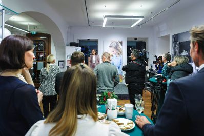 Am 2. Dezember 2025 nahm Bundesministerin Claudia Plakolm (im Bild) am Weihnachts-Diskussionsabend zum Thema &bdquo;Stille Nacht, laute Welt - Weihnachten und wir&ldquo; bei Gmundner Keramik teil.