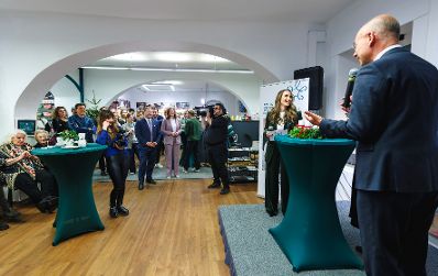 Am 2. Dezember 2025 nahm Bundesministerin Claudia Plakolm am Weihnachts-Diskussionsabend zum Thema &bdquo;Stille Nacht, laute Welt - Weihnachten und wir&ldquo; bei Gmundner Keramik teil.