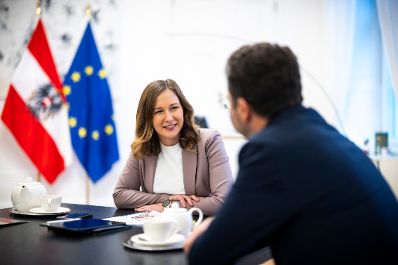 Am 2. Dezember 2025 empfing Bundesministerin Claudia Plakolm (l.) den OECD-Migrationsforscher Thomas Liebig (r.) zu einem Arbeitsgespr&auml;ch.
