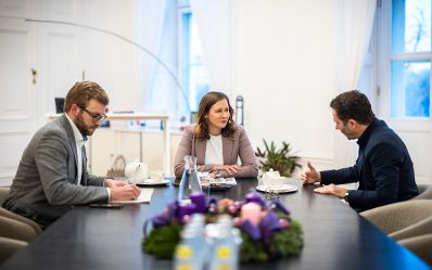 Am 2. Dezember 2025 empfing Bundesministerin Claudia Plakolm (m.) den OECD-Migrationsforscher Thomas Liebig (r.) zu einem Arbeitsgespr&auml;ch.