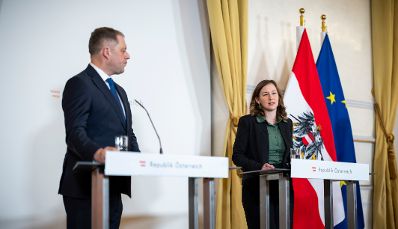 Am 3. Dezember 2025 empfing Bundesministerin Claudia Plakolm (r.) den irischen Minister f&uuml;r europ&auml;ische Angelegenheiten Thomas Byrne (l.), zu einem Arbeitsbesuch im Bundeskanzleramt. Im Bild bei einem gemeinsamen Pressestatement.