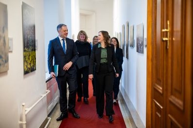 Am 3. Dezember 2025 empfing Bundesministerin Claudia Plakolm (r.) den irischen Minister f&uuml;r europ&auml;ische Angelegenheiten Thomas Byrne (l.), zu einem Arbeitsbesuch im Bundeskanzleramt.