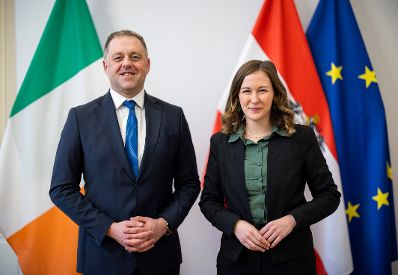 Am 3. Dezember 2025 empfing Bundesministerin Claudia Plakolm (r.) den irischen Minister f&uuml;r europ&auml;ische Angelegenheiten Thomas Byrne (l.), zu einem Arbeitsbesuch im Bundeskanzleramt.