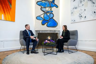 Am 3. Dezember 2025 empfing Bundesministerin Claudia Plakolm (r.) den irischen Minister f&uuml;r europ&auml;ische Angelegenheiten Thomas Byrne (l.), zu einem Arbeitsbesuch im Bundeskanzleramt.