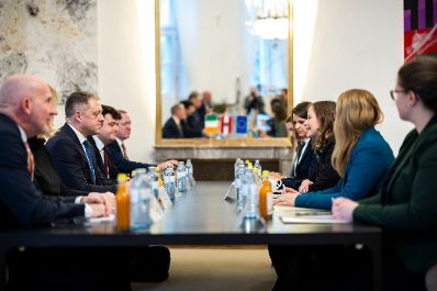 Am 3. Dezember 2025 empfing Bundesministerin Claudia Plakolm (r.) den irischen Minister f&uuml;r europ&auml;ische Angelegenheiten Thomas Byrne (l.), zu einem Arbeitsbesuch im Bundeskanzleramt.