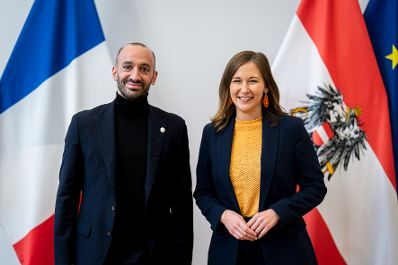 Am 4. Dezember 2025 empfing Bundesministerin Claudia Plakolm (r.) den Minister f&uuml;r Europa von Frankreich Benjamin Haddad (l.) zu einem Arbeitsbesuch im Bundeskanzleramt.