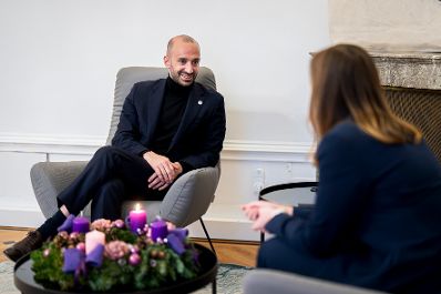 Am 4. Dezember 2025 empfing Bundesministerin Claudia Plakolm (r.) den Minister f&uuml;r Europa von Frankreich Benjamin Haddad (l.) zu einem Arbeitsbesuch im Bundeskanzleramt.