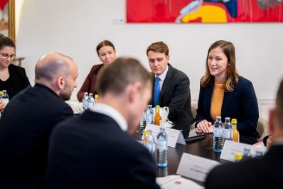 Am 4. Dezember 2025 empfing Bundesministerin Claudia Plakolm (r.) den Minister f&uuml;r Europa von Frankreich Benjamin Haddad zu einem Arbeitsbesuch im Bundeskanzleramt.