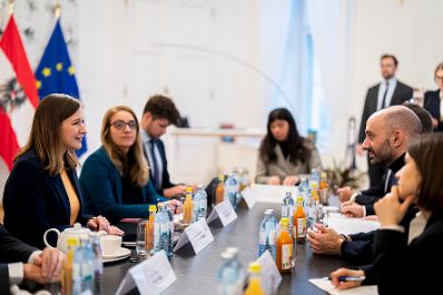 Am 4. Dezember 2025 empfing Bundesministerin Claudia Plakolm den Minister f&uuml;r Europa von Frankreich Benjamin Haddad zu einem Arbeitsbesuch im Bundeskanzleramt.